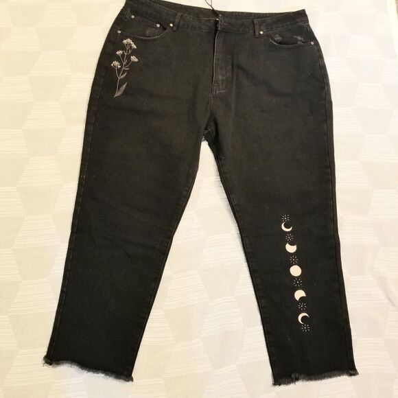 NWT Disturbia Griffinly Moon Embroidered Distressed Mom Jeans Black Size 38 - Picture 2 of 9